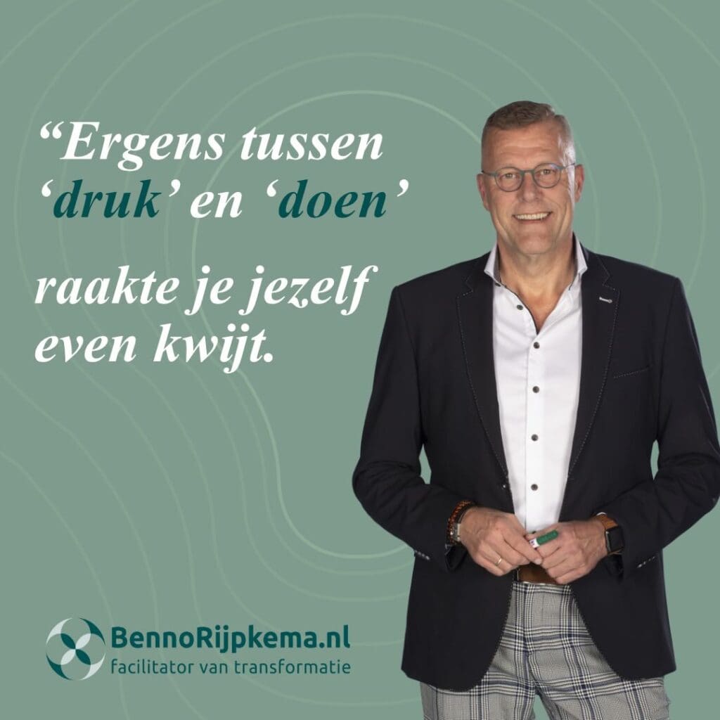 “Soms lijkt het alsof de dag je opslokt. Je agenda vult zich sneller dan jij ademt. Je hoofd blijft aanstaan, ook als je uitlogt. Je zegt ‘ja’ omdat ‘nee’ gedoe oplevert. En ergens onderweg verlies je jezelf een beetje.” De afbeelding verbeeldt het thema van het Vertraaggesprek: vertragen om weer richting, rust en helderheid te vinden.